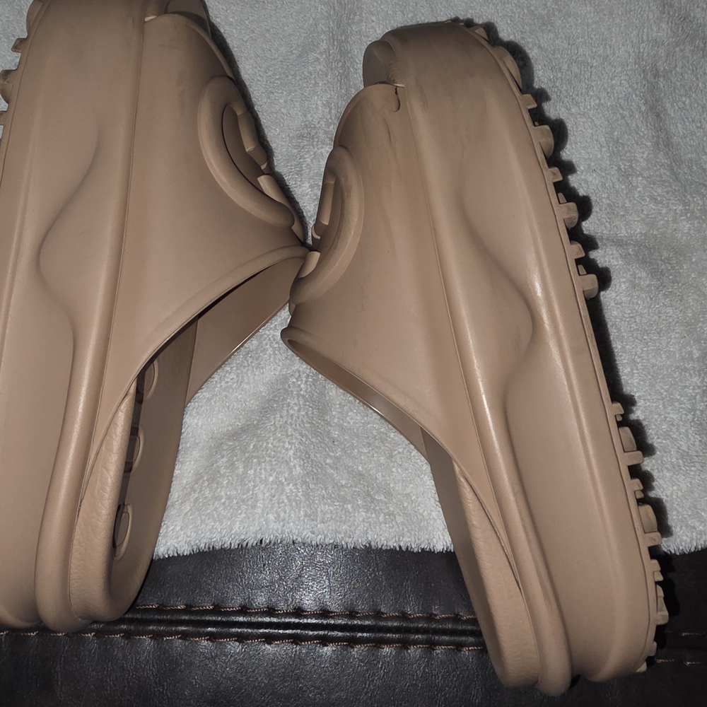 Gucci Beige Slide Sandals - Picture 6 of 7
